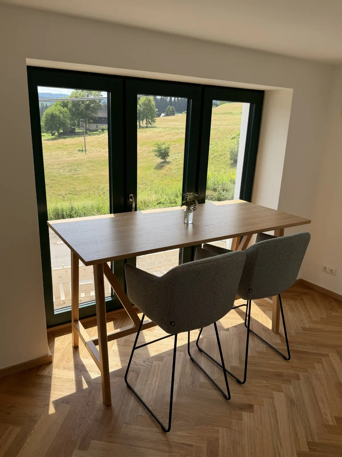 Arbeitsplatz am Fenster im Co-Working Space