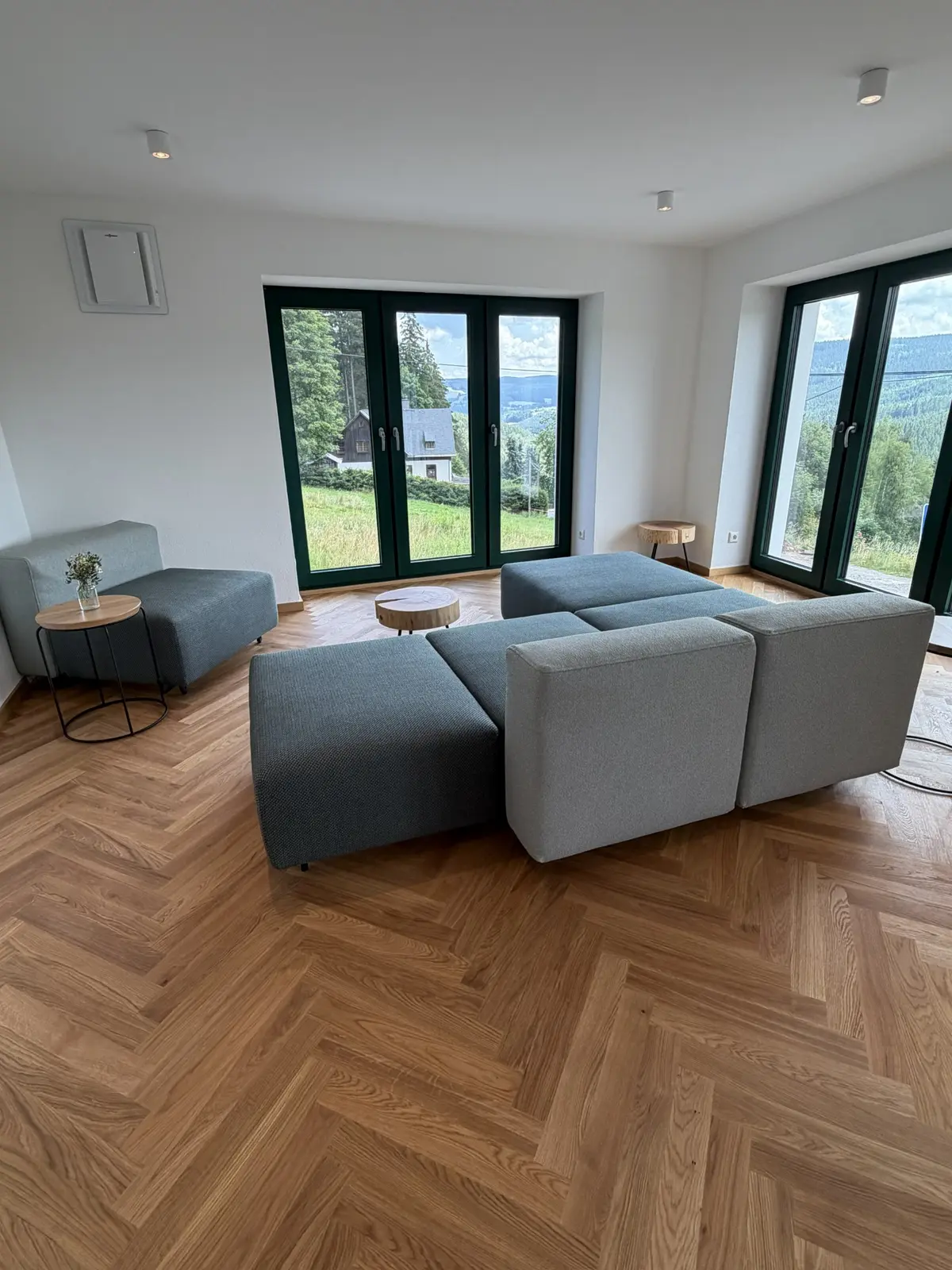Loungebereich im Co-Working Space mit Panoramablick
