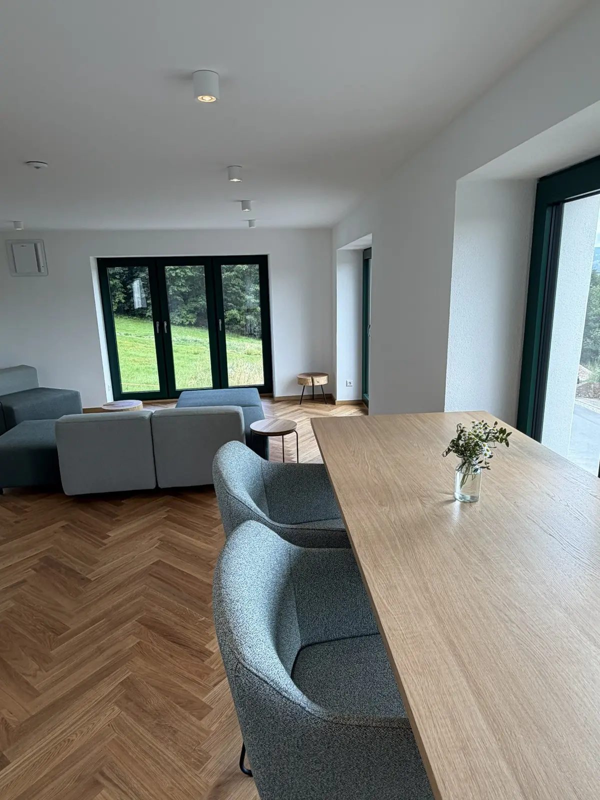 Gemeinsamer Arbeitstisch im Co-Working Space
