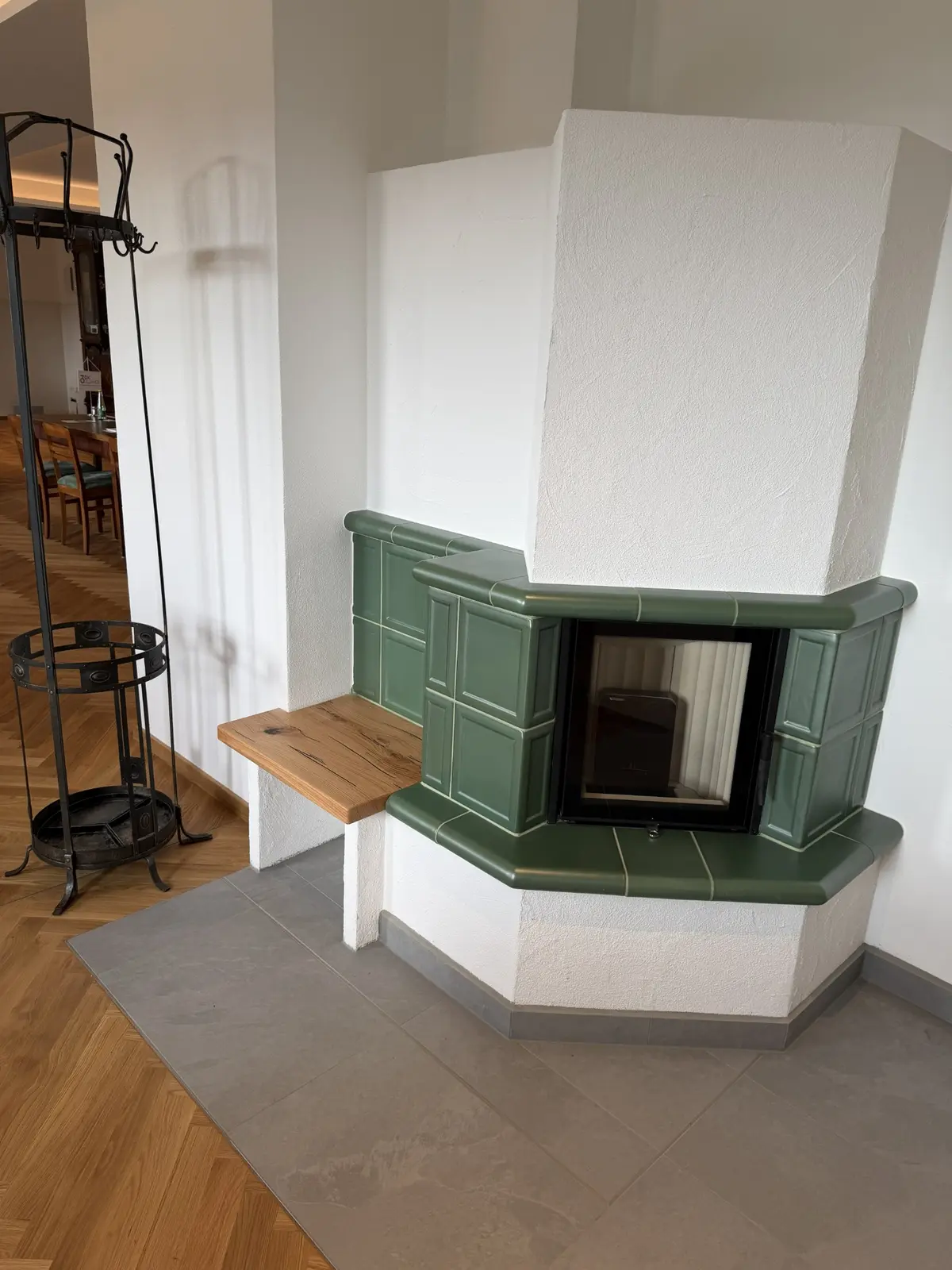 Grüner Kachelofen im Großen Saal