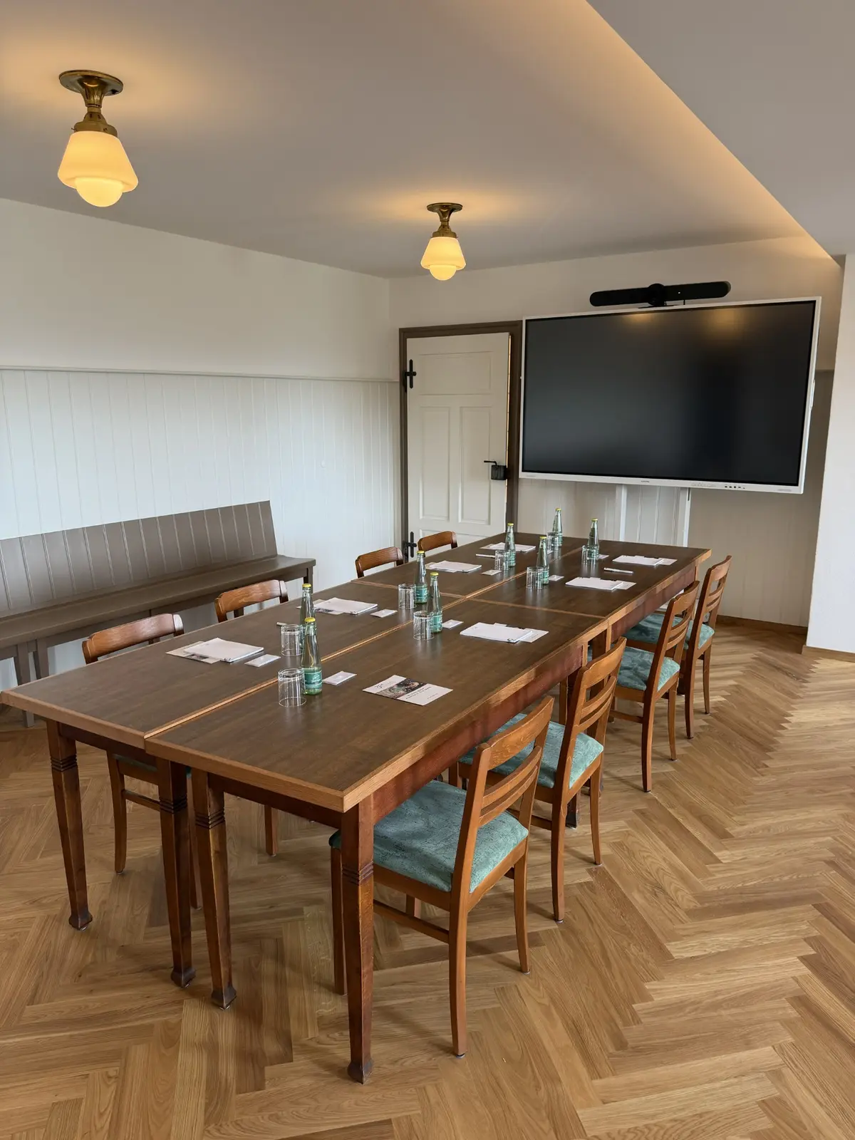 Konferenztisch und Präsentationsdisplay im Großen Saal