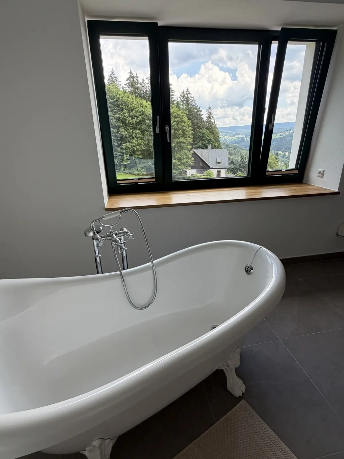 Freistehende Badewanne mit Ausblick
