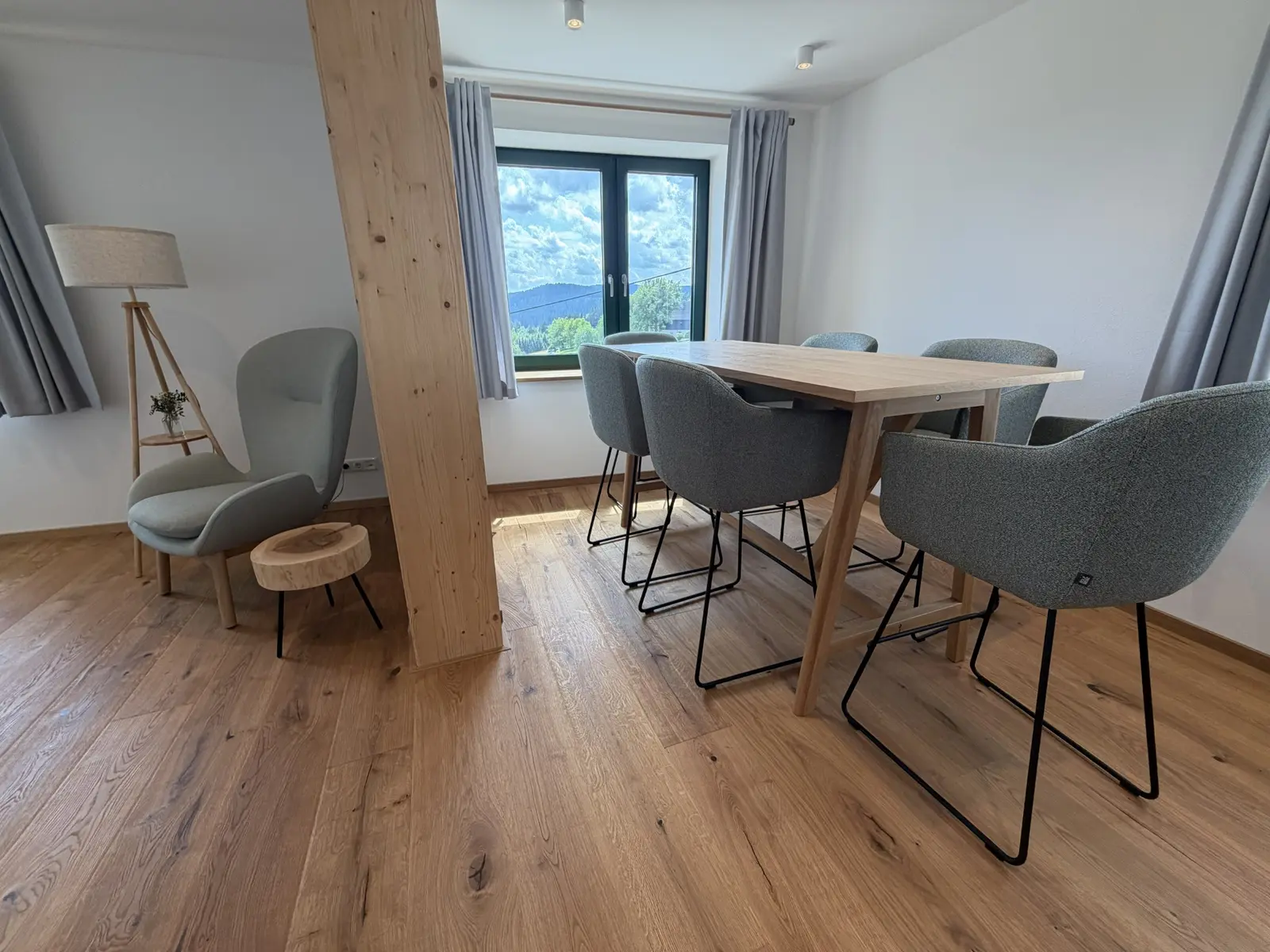 Ess- und Arbeitsbereich mit Blick ins Erzgebirge