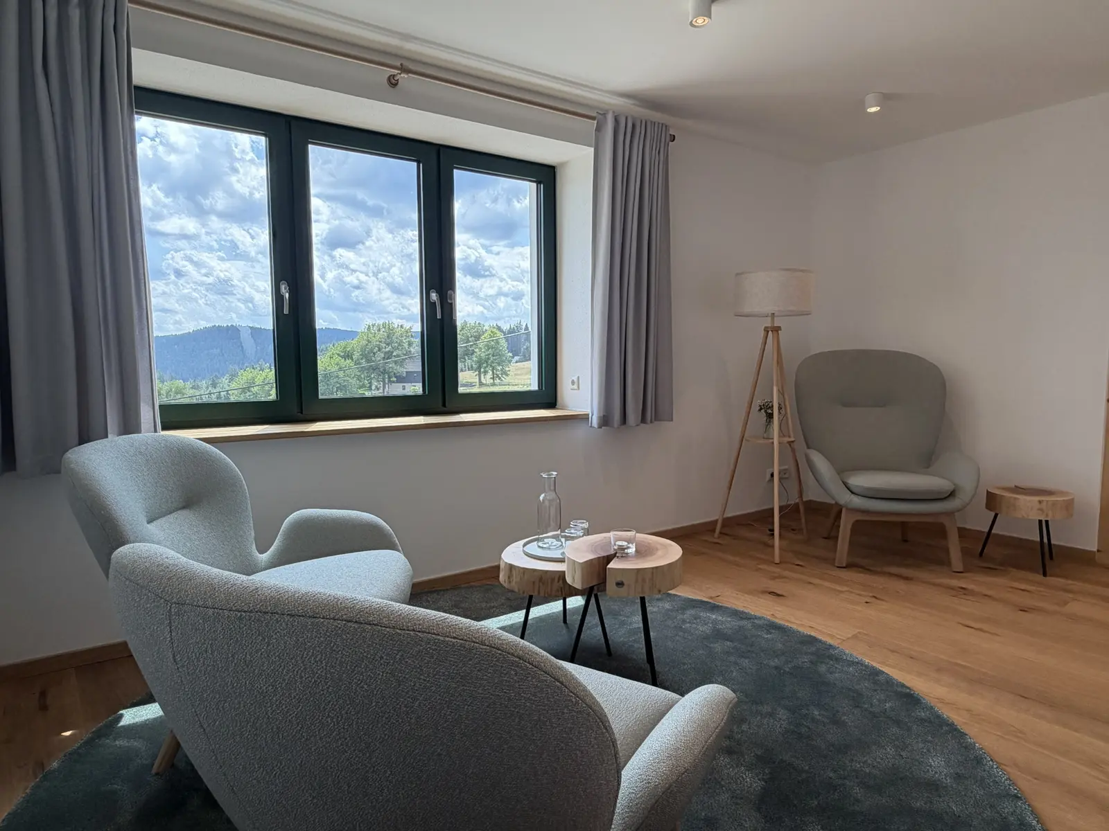 Heller Sitzbereich mit Panoramafenster
