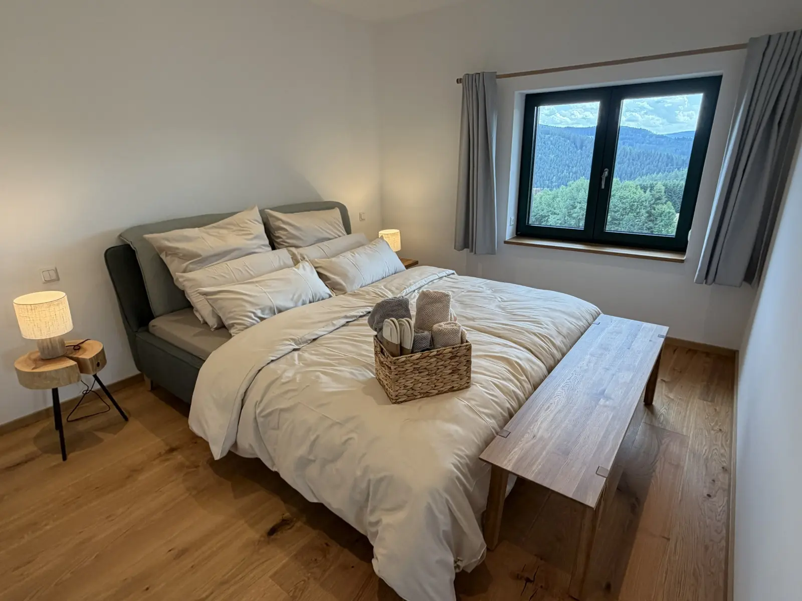 Ruhiges Schlafzimmer mit Landschaftsblick