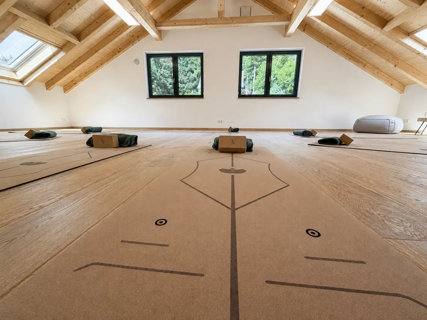 Yogamatten im offenen Dachgeschoss