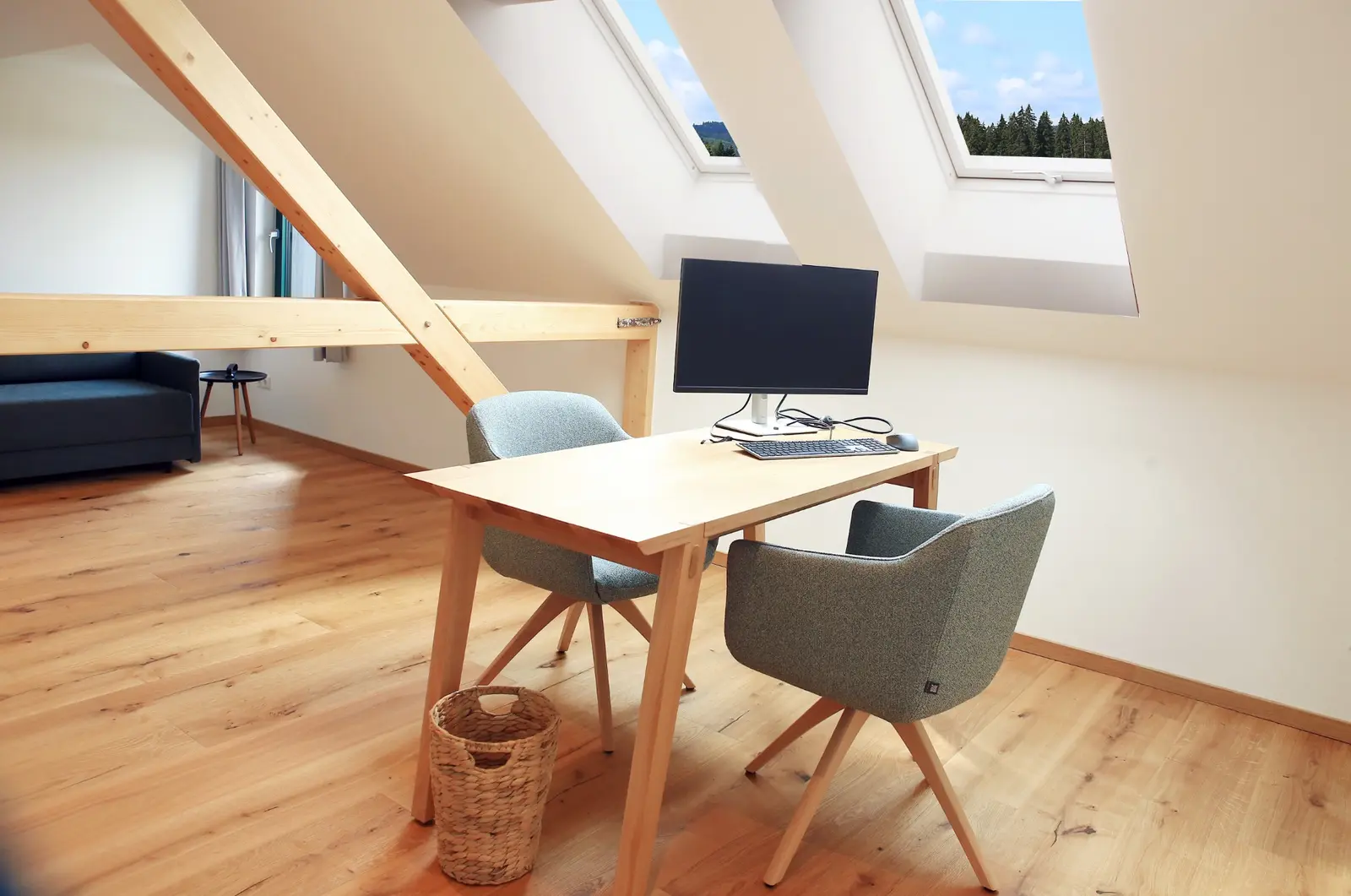 Geräumiger Arbeitsplatz im Zimmer
