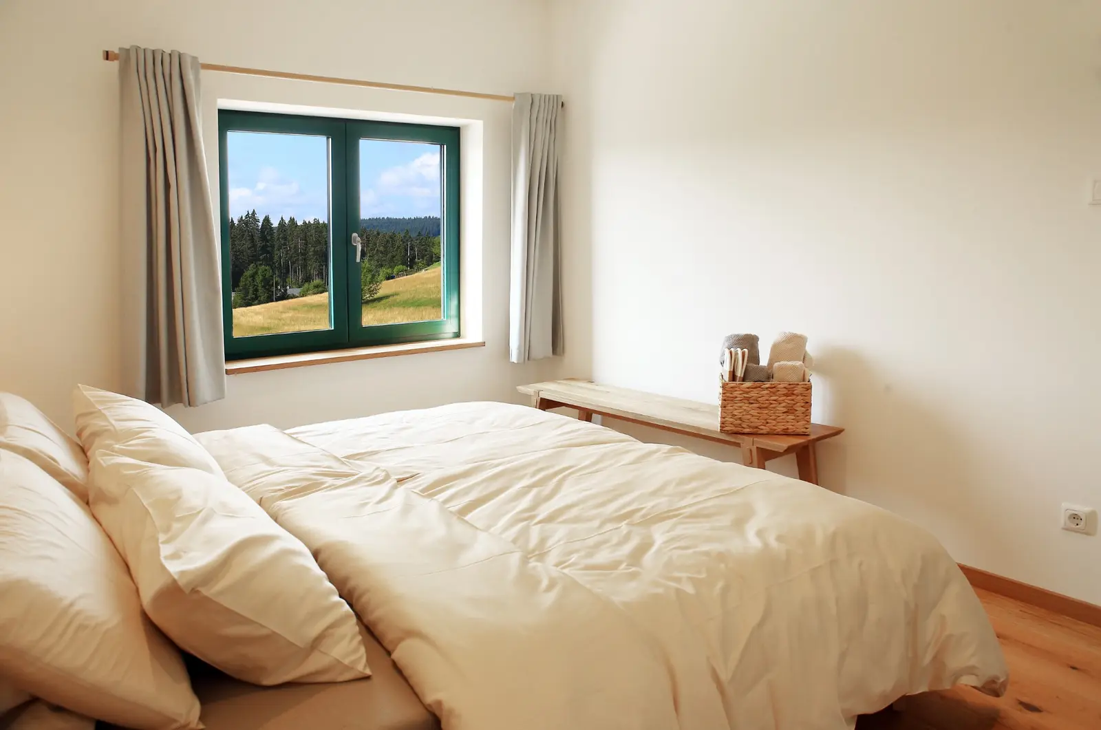 Schlafzimmer mit Blick über die Wälder