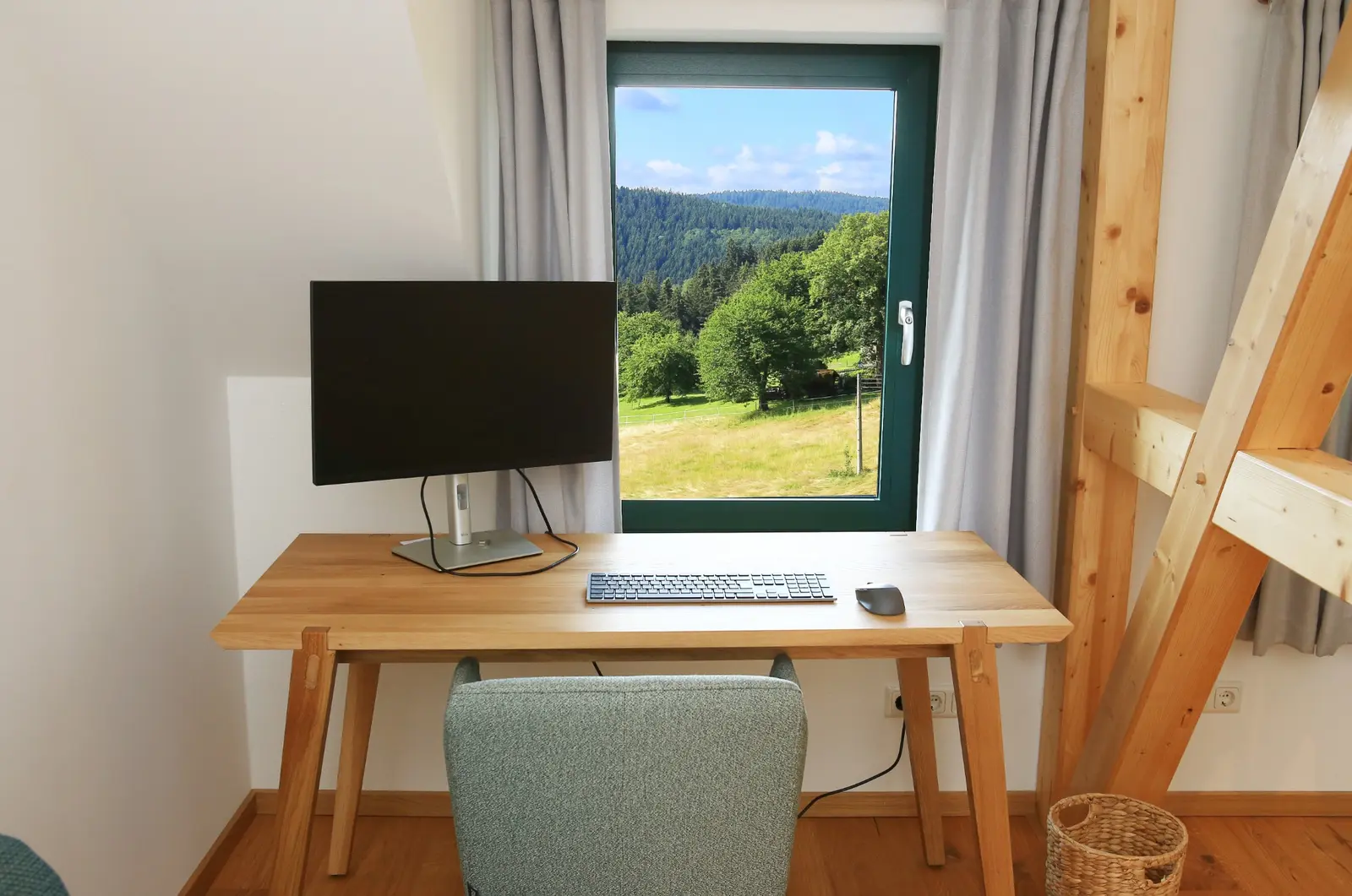 Schreibtisch am Fenster mit Erzgebirgsblick
